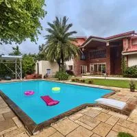SaffronStays Ananya - 4BR villa with pool, minibar & game room near river Ullas in Karjat, ξενοδοχείο σε Karjat