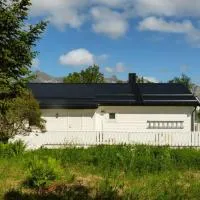 Cozy Apartment between sea and mountains, hotel i Mefjordvær