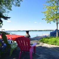 Gorgeous 4 Bedrooms Waterfront Vacation Cottage In Kawartha Lakes /Peterborough., hotel in Ennismore