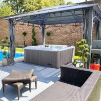Modern bungalow with a swimming pool & jacuzzi, hotel in Wateringbury