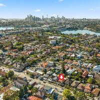 4 Bedroom house 500M to Drummoyne Bay Run, hotel in Drummoyne, Sydney