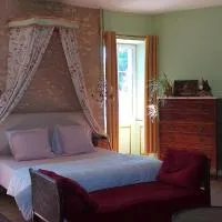 Chambre Louis XVI au Château de Champagne-Mouton, hotel u gradu Champagne-Mouton