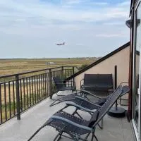 5 min to Airport Gate 25 - Free Parking -Easy Check-in, hotell sihtkohas Ledine