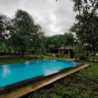 SaffronStays Mango Huts by the River, Pali, Hotel in Jambhulpāda