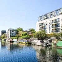 Lovely 2 bed flat in canal side gated development