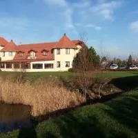 Penzión pri rybníku: Veľká Paka şehrinde bir otel