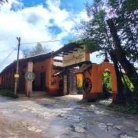 Cabañas y habitaciones Los Cedros، فندق في زاكاتلان