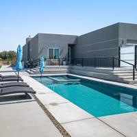 Modern Desert Oasis – Pool, Spa and Mountain Views, hotel sa Desert Hot Springs