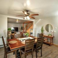 Afton Farmhouse with Mountain Views，位于阿夫顿阿夫顿市机场 - AFO附近的酒店