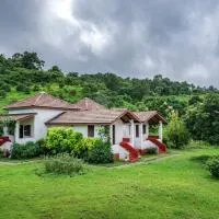 SaffronStays Sattva - 2BR Konkani-style eco farmhouse with wood-fired copper baths, orchard, forest walks & stargazing: Pen şehrinde bir otel