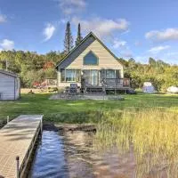 Hurley Lakefront Hideaway w/ Fire Pit & Dock!, hotel a Hurley