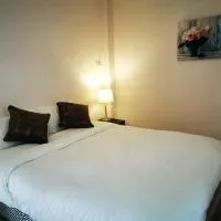 ชมจันทร์รีสอร์ท ไชยา Chomjan resort, Hotel in Ban Do