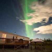 Lakehouse with Rustic Alaskan View, hotel in North Pole