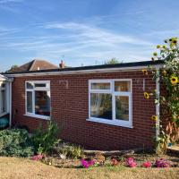 Delightful self-contained Annexe close to airport