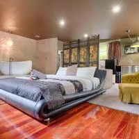 The Executive Suite, отель в городе Пембертон