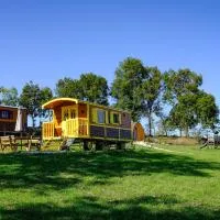 Les Roulottes de la Ferme des Chanaux, hotelli kohteessa Saint-Julien-dʼAnce