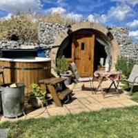 Winter escape luxury Hobbit house with Hot tub!