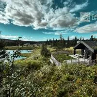 Unique cabin with fantastic lake view, sauna, ski & EV outlet, hótel í Svingvoll