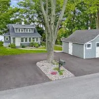 Beautiful Waterfront House in Owasco Lake、オーバーンのホテル