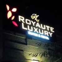 Royaute Luxury Suites and Hotel Gulberg Lahore, viešbutis mieste Lahoras