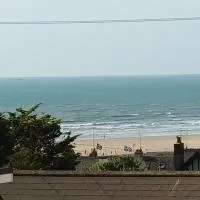 Contemporary one bed studio. Sea views and parking、ウエストワード・ホーのホテル