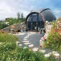 Hilltop Hideaway - Secluded pod with private hot tub, hotell i Newry