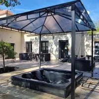 230m2 sur 3800m2 - jacuzzi 6 places - 16pers max, hotel Pontault-Combault-ban
