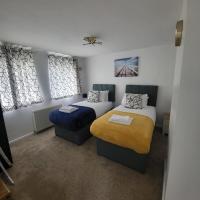 Spacious serviced home with free parking & Wi-Fi