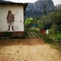 Pinnettu sardo casa di campagna in ecosistema ,Leggere attentamente Prima di prenotare,stanza matrimoniale e stanza condivisa senza finestra, hotel v destinácii Oliena