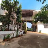 V J Farmstay, hotel di Garudeshwar