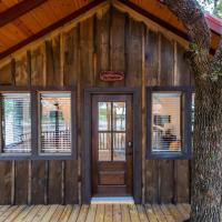 The Warbler Treehouse 15 MIn to Magnolia Baylor, hotel near TSTC Waco Airport - CNW, Elm Mott