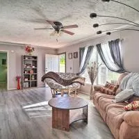 Bring Your Pets! Midway Abode w/ Yard & Fire Pit, viešbutis mieste Midway