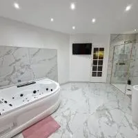 Maison Chic avec jacuzzi Nogent sur Oise YaoSpa60, hotel en Nogent-sur-Oise