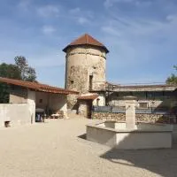 Tour de charme atypique, Hotel in Beauregard-lʼÉvêque