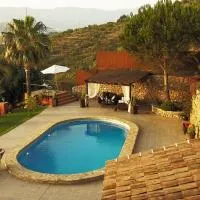 Villa el Pino: with Private Pool, hotel i Sayalonga