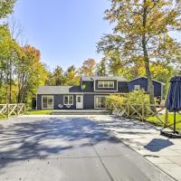 Modern Escape with Fire Pit, Near Lake Waramaug, hótel í Kent