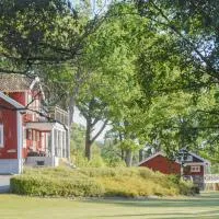 Sjönära boende med tennis- och fotbollsplan, hotell i Flen