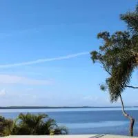 Tuggerah lakefront 4 bed 2 bath home with stunning views, Hotel in Gorokan