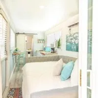 The Container Retreat @ 290 Wine Trail #1 Escape to Hye, TX,Hye的飯店