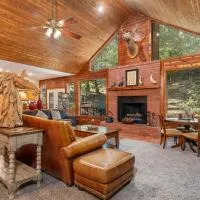 Viesnīca Luxury Rock Creek Cabin w Deck by Lake Hamilton pilsētā Hotspringsa