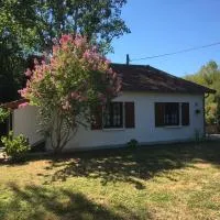 Les Bruyeres Gite, hotel v destinaci Montbron