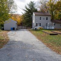 Sunnyside home near Sunday River, Black Mountain, Lakes and Hikes, hotel in Rumford