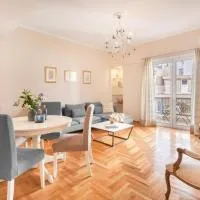 Stylish King size bed apt steps from Acropolis by GHH