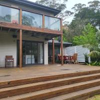 Jervis Bay Waters Edge Retreat - Access to Deep Water - Free late check out 2pm on Sundays, low season, hotell sihtkohas Woollamia