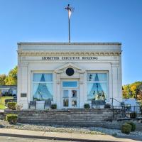 Renovated Historic Cottage about 4 Mi to Peoria!, hotel poblíž Peoria International Airport - PIA, Bartonville