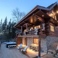 Breathtaking log house with HotTub - Winter paradise in Tremblant, hotel i Mont-Blanc