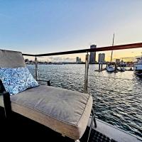 Gold Coast Floating Home, Beach, Restaurants, Pets