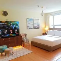 Spacious 36sqm Studio with 65" TV Netflix Karaoke and Pool Access Near Airport and Samal Ferry, מלון בDasag