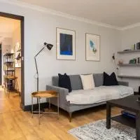Stylish 2 Bedroom Flat with Large Private Garden