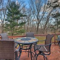 Family-Friendly Woodbury Home with Yard and Deck!, hotel i Woodbury
